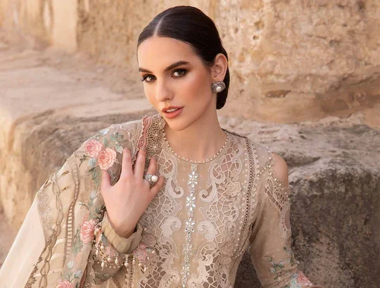 Elegant Eid outfits for women – traditional and contemporary festive dresses